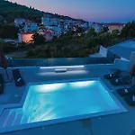 Three-bedroom In Holiday home *