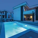Three-bedroom In Holiday home *