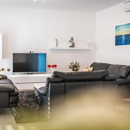Pet Friendly In With Kitchen