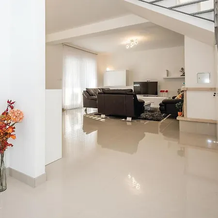 Three-bedroom In Ražanj