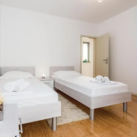 Pet Friendly In With Kitchen