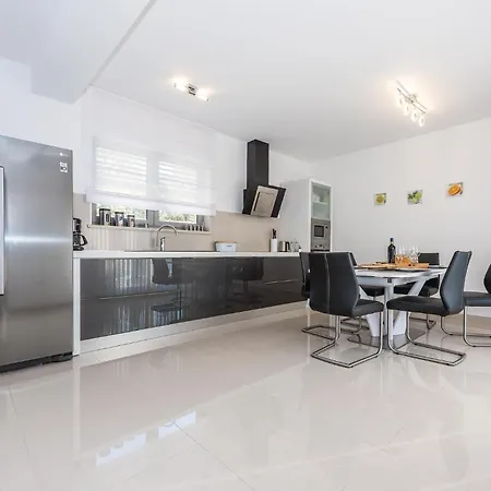 Three-bedroom In Holiday home *