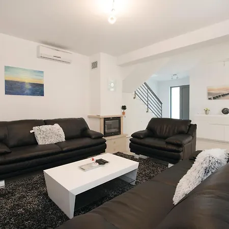 Pet Friendly In With Kitchen Holiday home