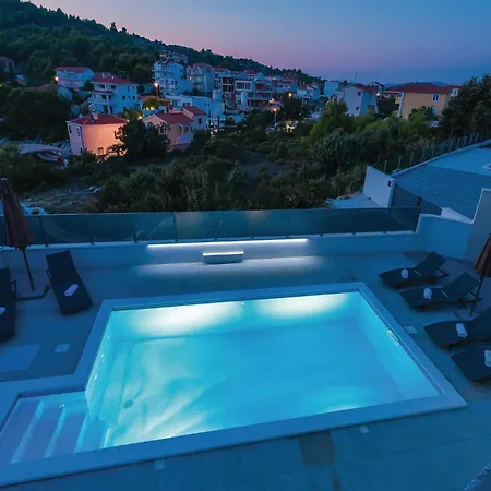 Three-bedroom In Holiday home *