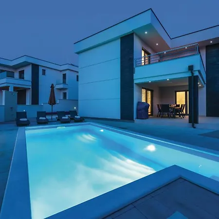 Three-bedroom In Holiday home *