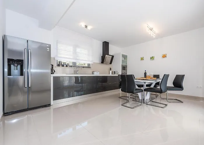 Three-bedroom In Vakantiehuis *