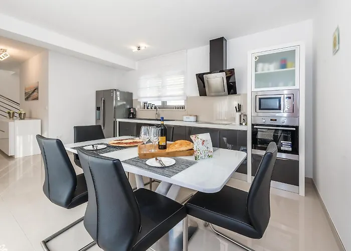 Vakantiehuis Three-bedroom In Ražanj