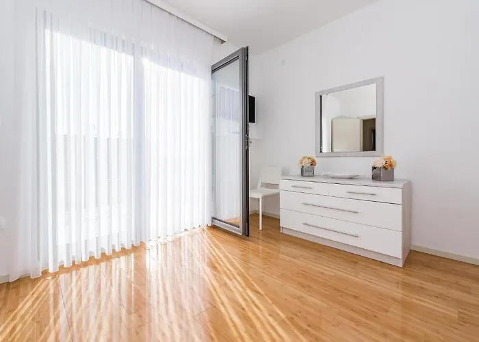 Three-bedroom In Feriehus Ražanj